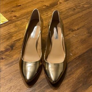 Shiny gold pumps heels